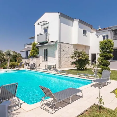 Luxury Nicol With Pool And Sea View 300m From The Pula